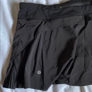 Lululemon black play off the pleats skort